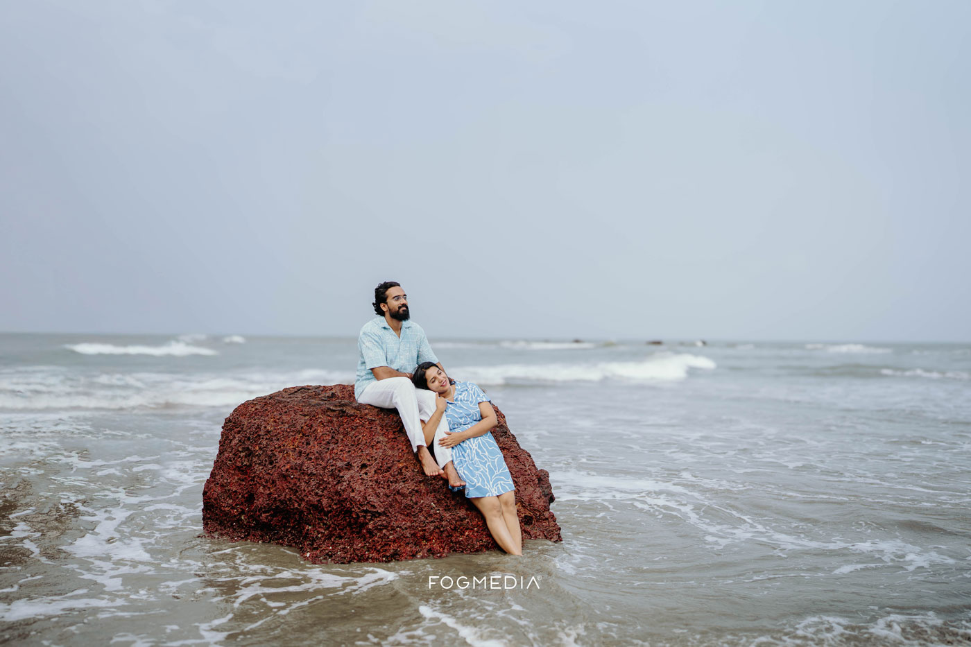 Couple at Payyambalam Beach during a pre-wedding shoot in Kannur, photographed by Fog Media