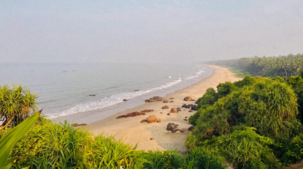 Meenkunnu Beach at Azhikode, a quiet golden-sand pre-wedding shoot location in Kannur