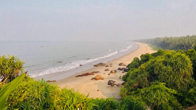 Meenkunnu Beach at Azhikode, a quiet golden-sand pre-wedding shoot location in Kannur